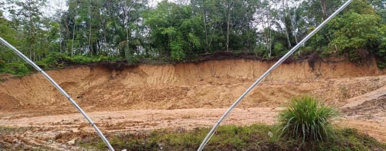 Diduga Menggunakan Tanah Timbunan Ilegal di Pekerjaan Peningkatan Jalan Peniti – Seguri Sekadau