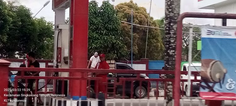 SPBU 6479115 Jalan Ratu Sepudak Terang Terangan Lakukan Pengisian Dalam Jirigen
