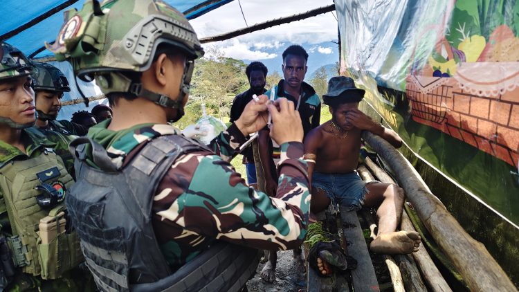Prajurit Menjahit Luka Negeri: Satgas TNI Selamatkan Pemuda Luka Parah di Kampung Geligi