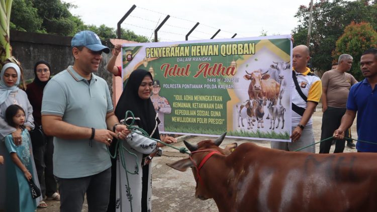 polriuntukmasyarakat  Peringati Hari Raya Idul Adha 1446 H, Polresta Pontianak Laksanakan Penyembelihan dan Penyaluran Hewan Qurban