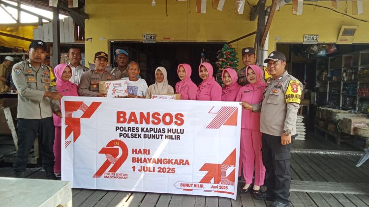 Polsek Bunut Hilir Bagikan Paket Sembako Kepada Sebagian Warga Kurang Mampu 