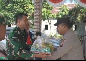 Koramil Sungai Ambawang Berikan Tumpeng Sekaligus Ucapan selamat HUT Bhayangkara Yang Ke-79