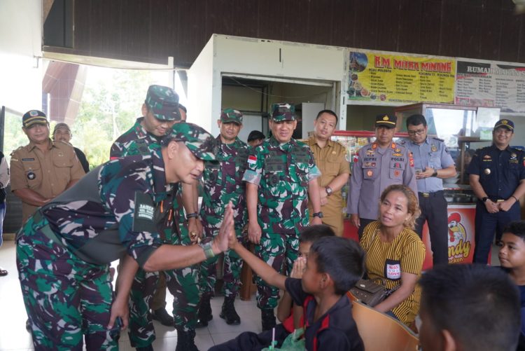 GELAR BAKTI SOSIAL, PANGKOGABWILHAN 1 LETJEN TNI KUNTO ARIEF WIBOWO SAPA MASYARAKAT PERBATASAN DENGAN PERASAAN BANGGA DAN BAHAGIA