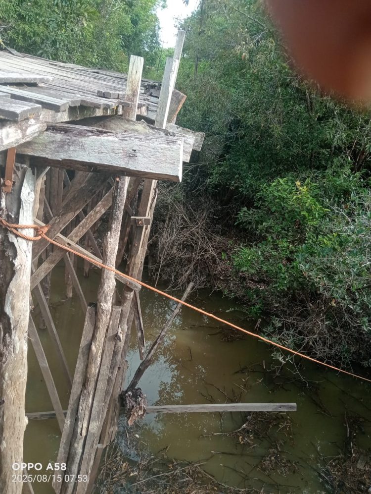 Koramil/02,Semitau Kunjungi Warga Yang Mengeluhkan Kondisi Jembatan Yang Parah