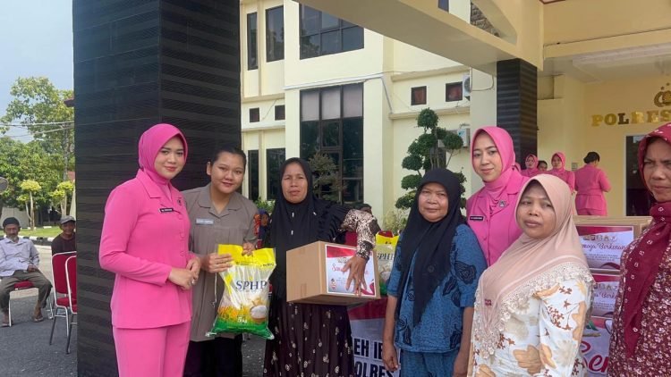 Polwan Polres Rohil Gelar Baksos Bagi Kaum Dhuafa di Hari Jadi ke-77