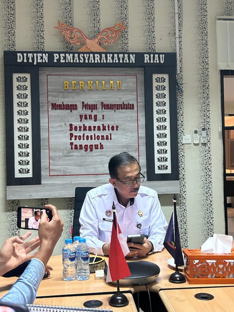 KANWIL DITJENPAS RIAU BERKOLABORASI DENGAN APARAT PENEGAK HUKUM TNI POLRI MENGEJAR TAHANAN RUTAN SIAK YANG KABUR