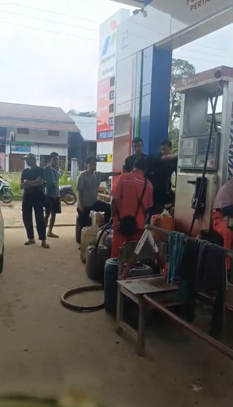 SPBU Balai Pinang Diduga Nakal – Pertalite Dijual ke Jeriken Secara Terang-Terangan.