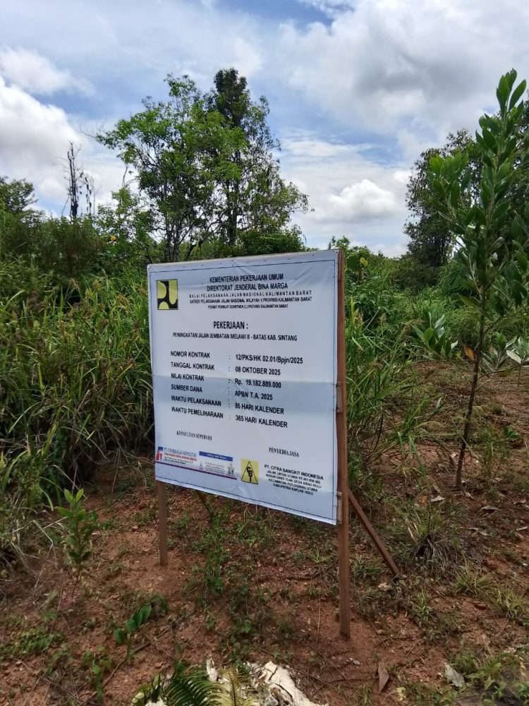 Pekerjaan Peningkatan Ruas Jalan Melawi II – Batas Sintang Jadi Sorotan, Parit Beton Belum Dikerjakan dan Material Timbunan Diduga Tak Berizin