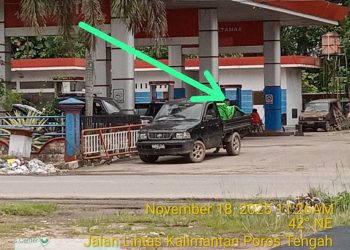 Terciduk Mobil Pick Up Bertutup Terpal Lakukan Pengisian BBM di SPBU, Aktivitas Diduga Langgar Aturan
