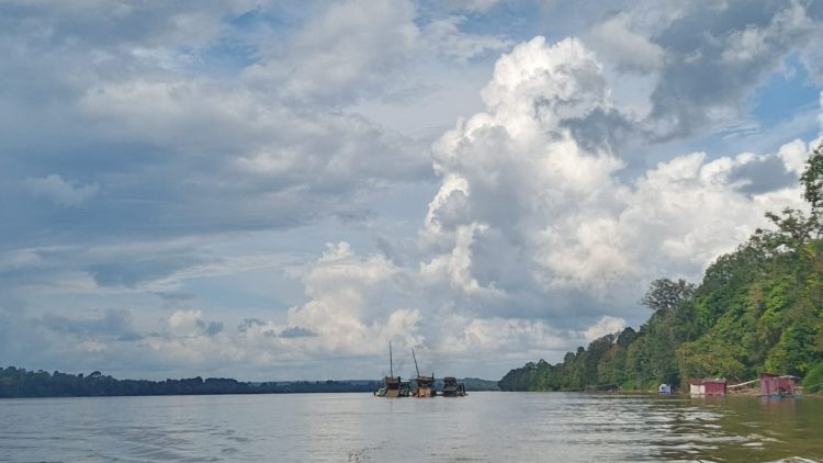 Oknum DPRD Sekadau diduga Beckup PETI, Hukum Dipertanyakan!