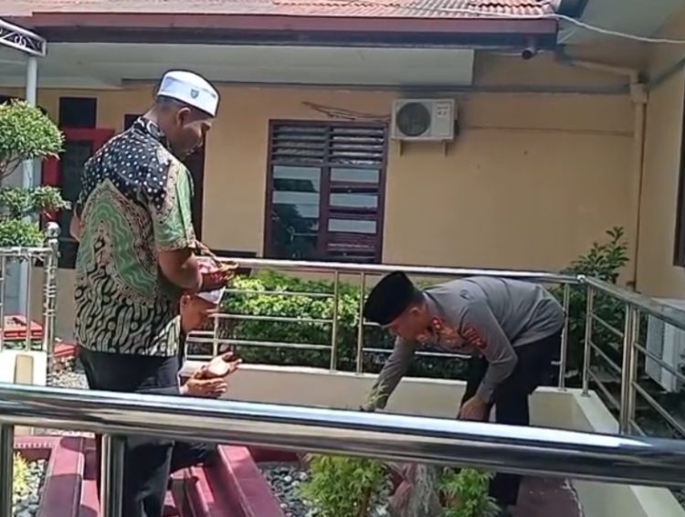 Di Depan Ruang Kerja Kapolres, AKBP Mirzal Maulana Hormati Jasa Pemilik Tanah Polres Lewat Ziarah Penuh Makna